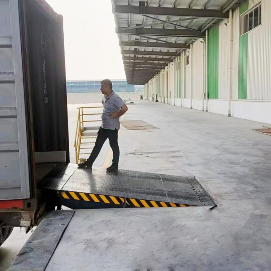 Forklift Dock Hydraulic Warehouse Fixed Container Loading and Unloading Yard Ramp Cold Storage Dock Leveler