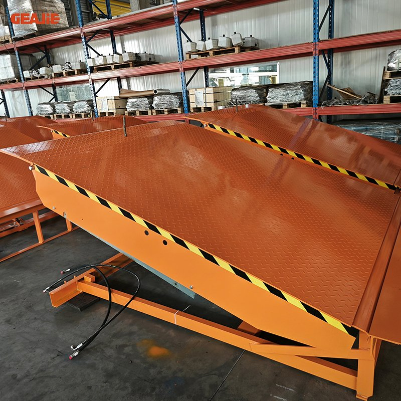 China Vertical Standing Pneumatic Professional CE Certification New Design Cold Storage Dock Leveler