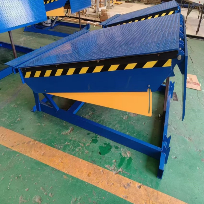Heavy-Duty Hydraulic Lift Platform for Safe Material Handling