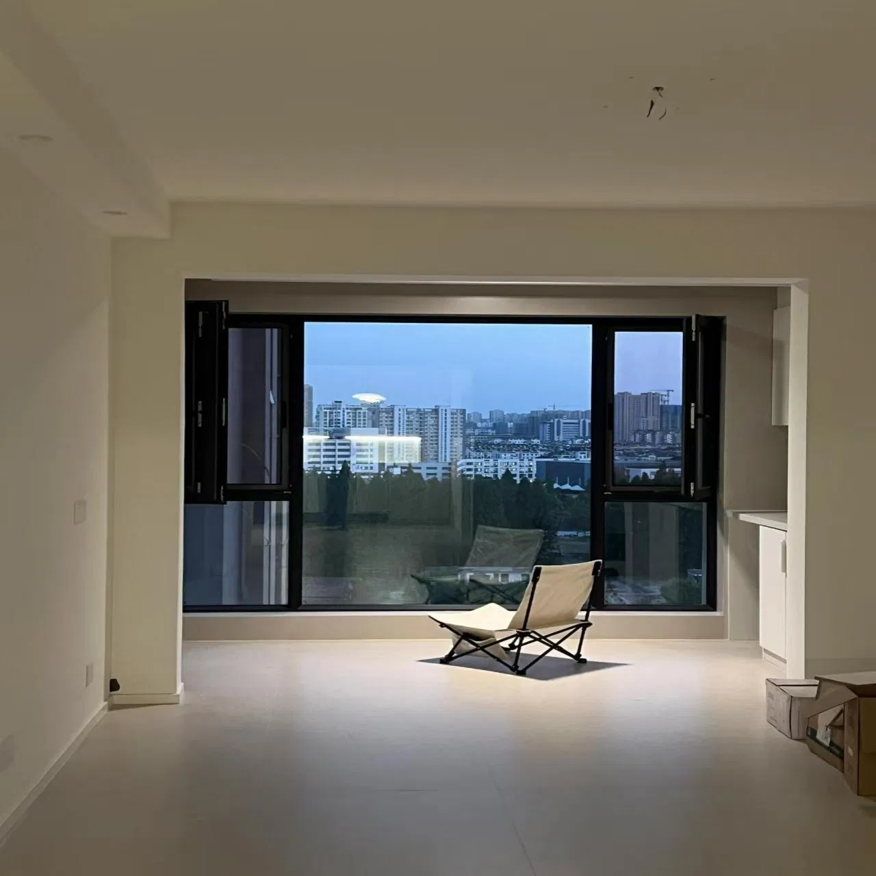 1. High-End Design American Black Security Aluminium Aluminum Sash Casement Window Vertical Glass Windows Double Hung Window for Balcony Installation