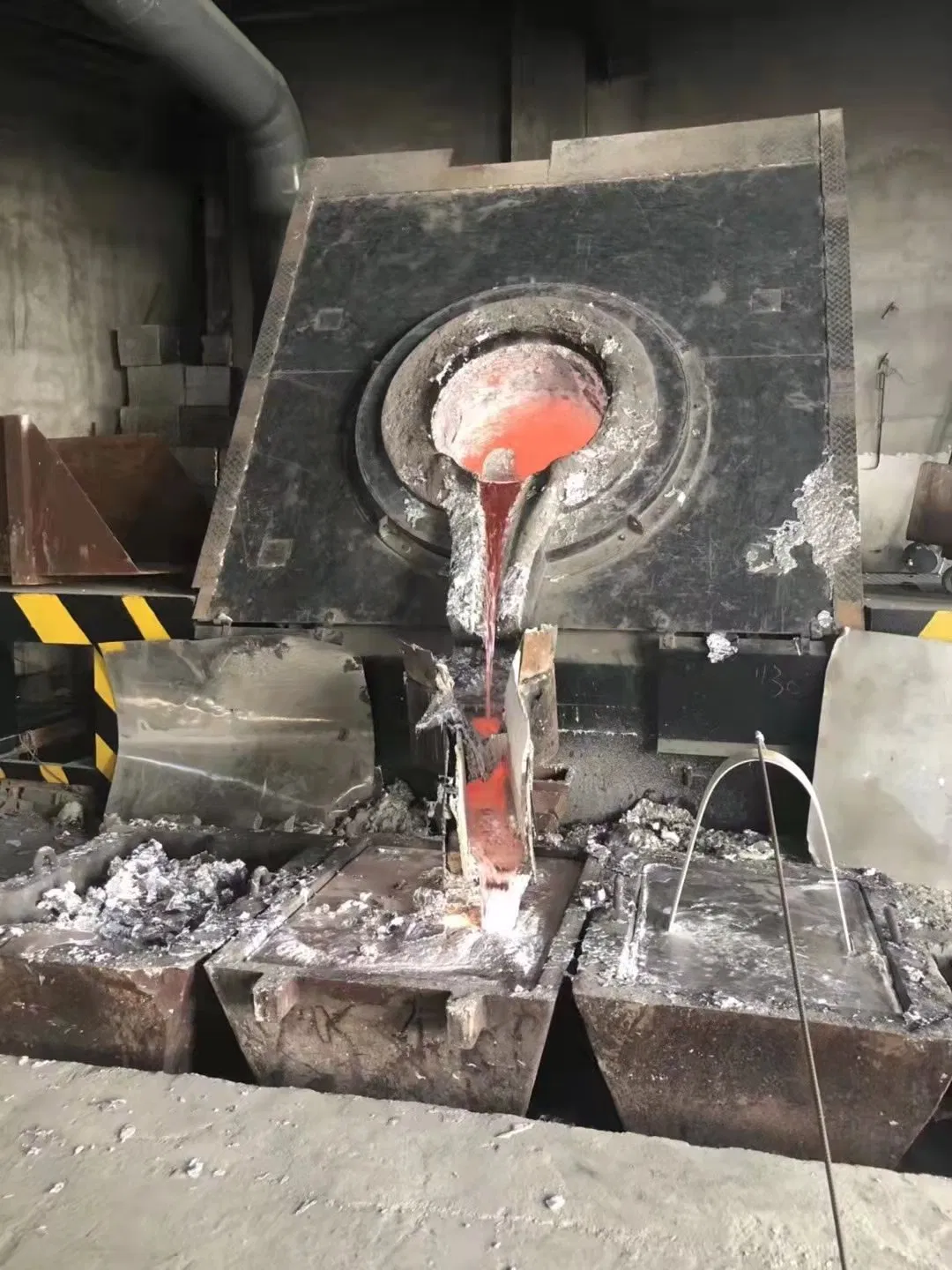 Aps Elétrica Industrial 1ton Sucata de Alumínio Cobre Latão Bronze Aço Inoxidável Fundição Forno de Fusão por Indução de Frequência Média para Fundição de Lingotes