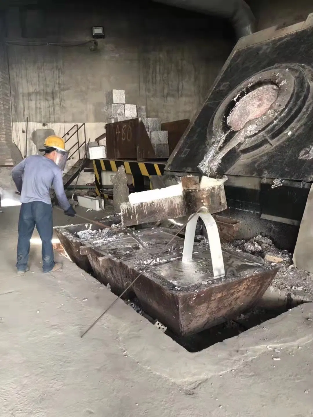 Aps Elétrica Industrial 1ton Sucata de Alumínio Cobre Latão Bronze Aço Inoxidável Fundição Forno de Fusão por Indução de Frequência Média para Fundição de Lingotes