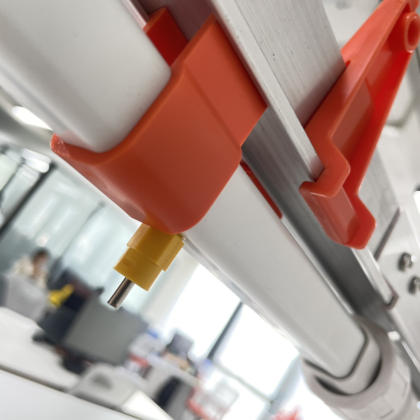 Sistema de Bebedouro Automático com Nipples Montados em Tubo Agrieso 4 para Lavagem por Metro com Tubo de PVC e Regulador de Nível de Água