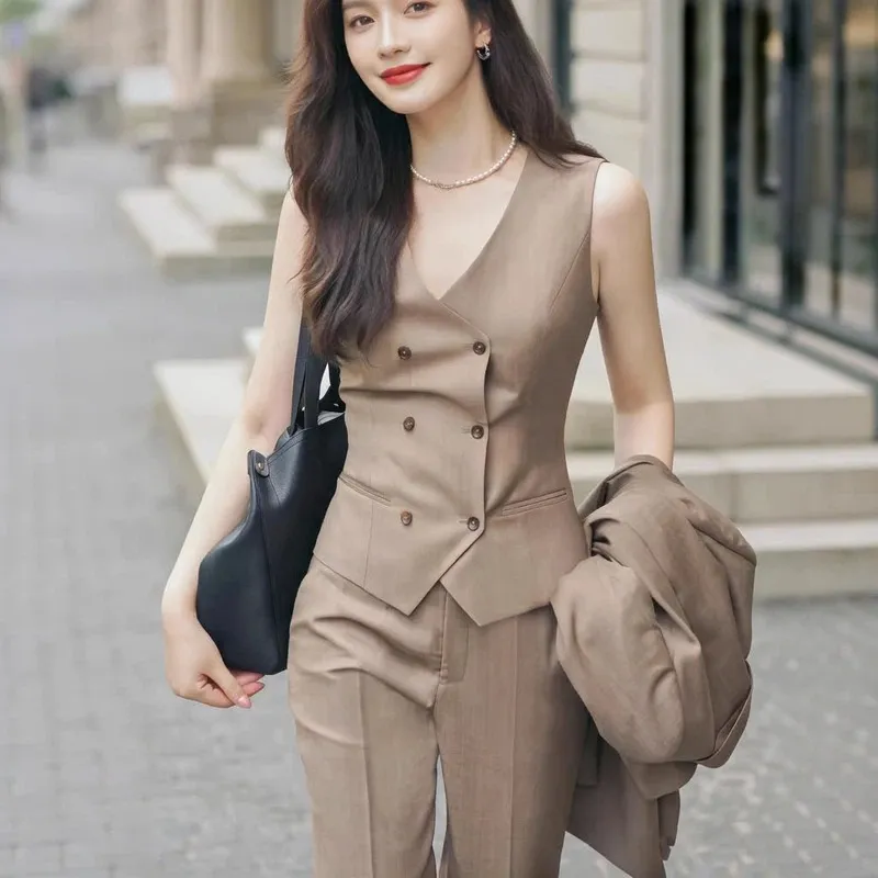 طقم بدلة نسائية