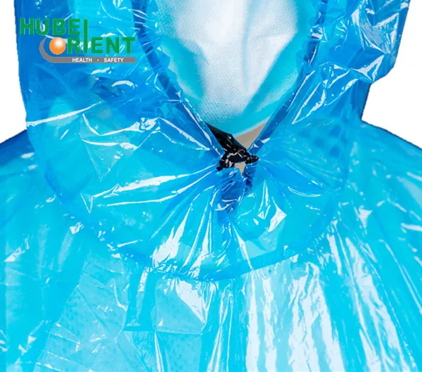 معطف مطر مع شريط أسود على غطاء المحرك