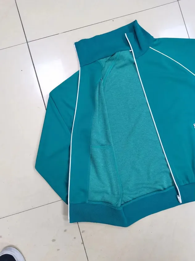 جاكيت بسحاب مخصص للرجال بلون موحد ياقة قائمة جيوب أسلوب رسمي شعار أمامي