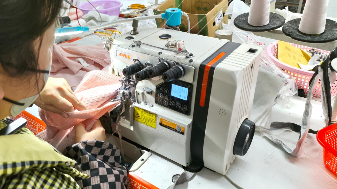 ماكينة الخياطة بأربعة خيوط للمتانة العالية - Four-thread Sewing Machine