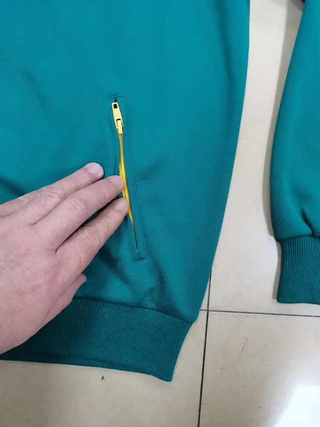 جاكيت بسحاب مخصص للرجال بلون موحد ياقة قائمة جيوب أسلوب رسمي شعار أمامي