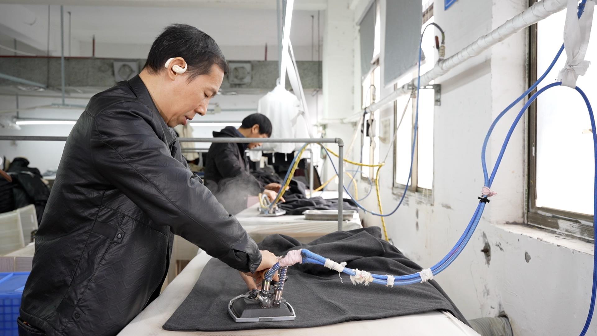 مرحلة الكي والتشطيب النهائي للملابس - Ironing and Finishing