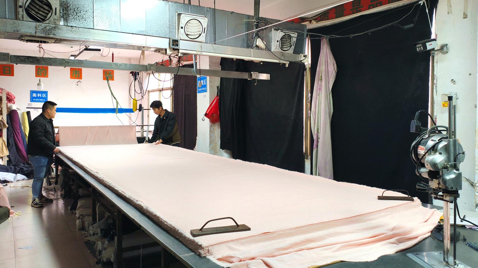 مرحلة القطع الدقيق للأقمشة في مصنع سيلب - Cutting Process