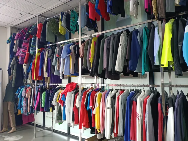 جاكيت بسحاب مخصص للرجال بلون موحد ياقة قائمة جيوب أسلوب رسمي شعار أمامي