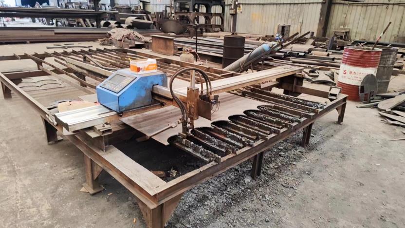 Steel plate cutting machine for precision structural component fabrication