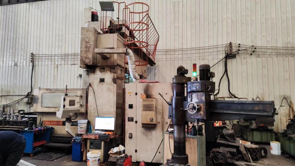 Milling machine for precision surface and profile machining operations