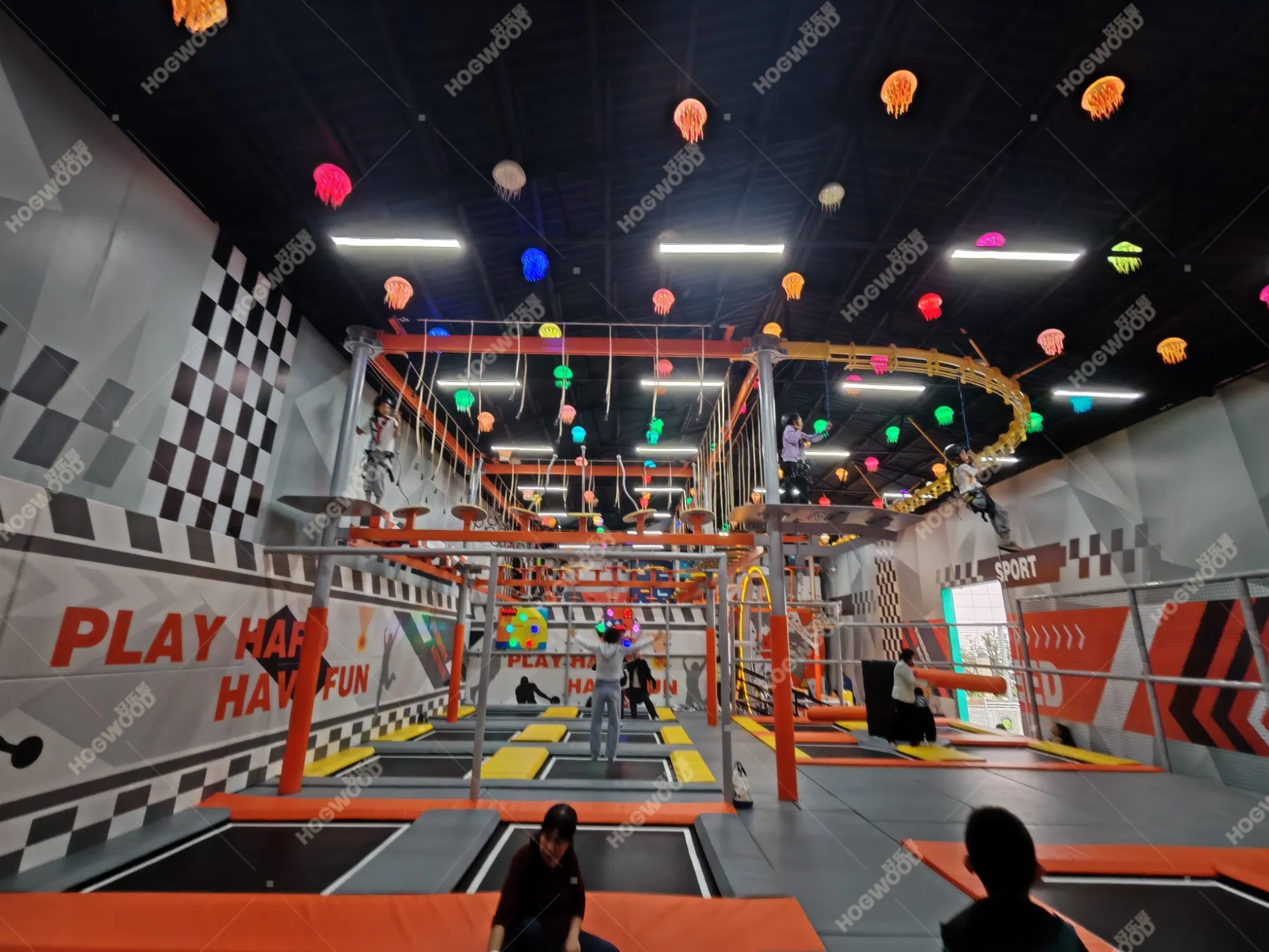 Centro de Diversão Interno Colorido com Parede de Escalada, Trampolim e Curso de Cordas