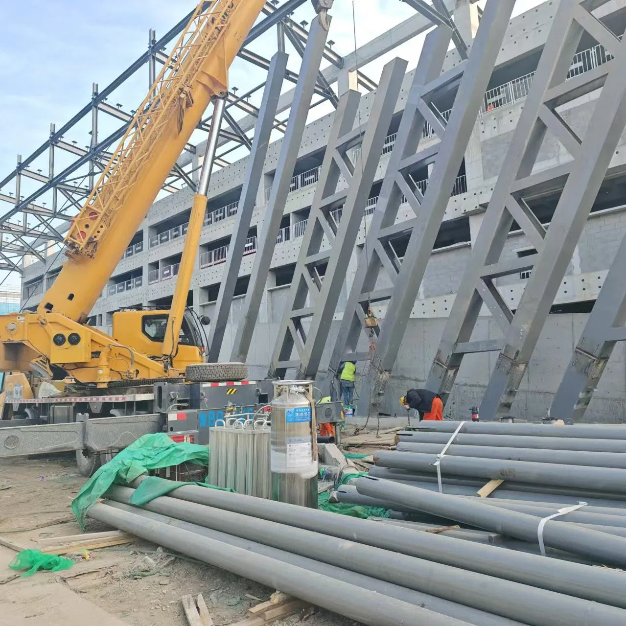 Estruturas de Aço de Alta Resistência Prefabricadas de Luxo Personalizadas para Edifícios de Vários Andares para Negócios, Escritórios Comerciais, Construção de Pisos e Portas