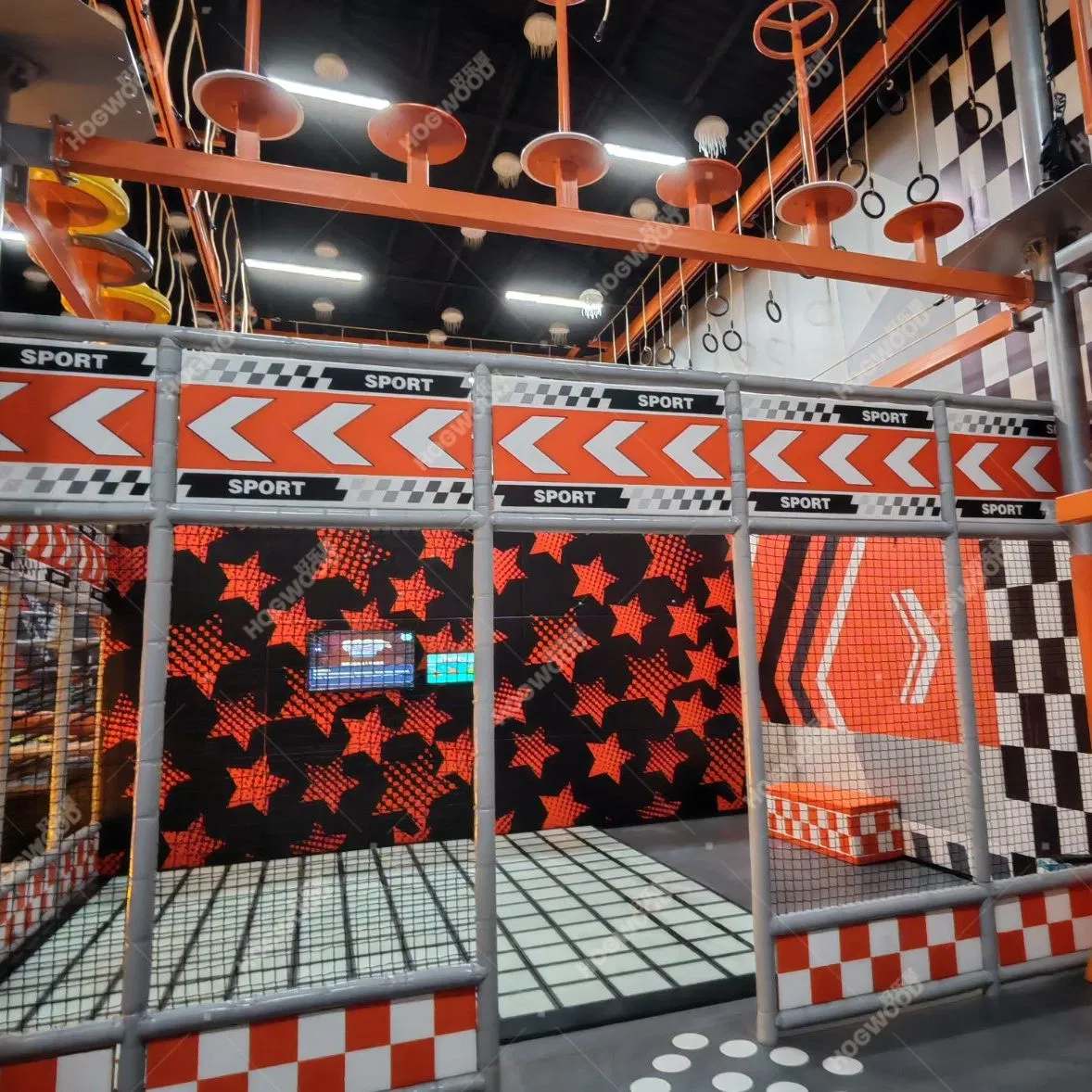 Centro de Diversão Interno Colorido com Parede de Escalada, Trampolim e Curso de Cordas