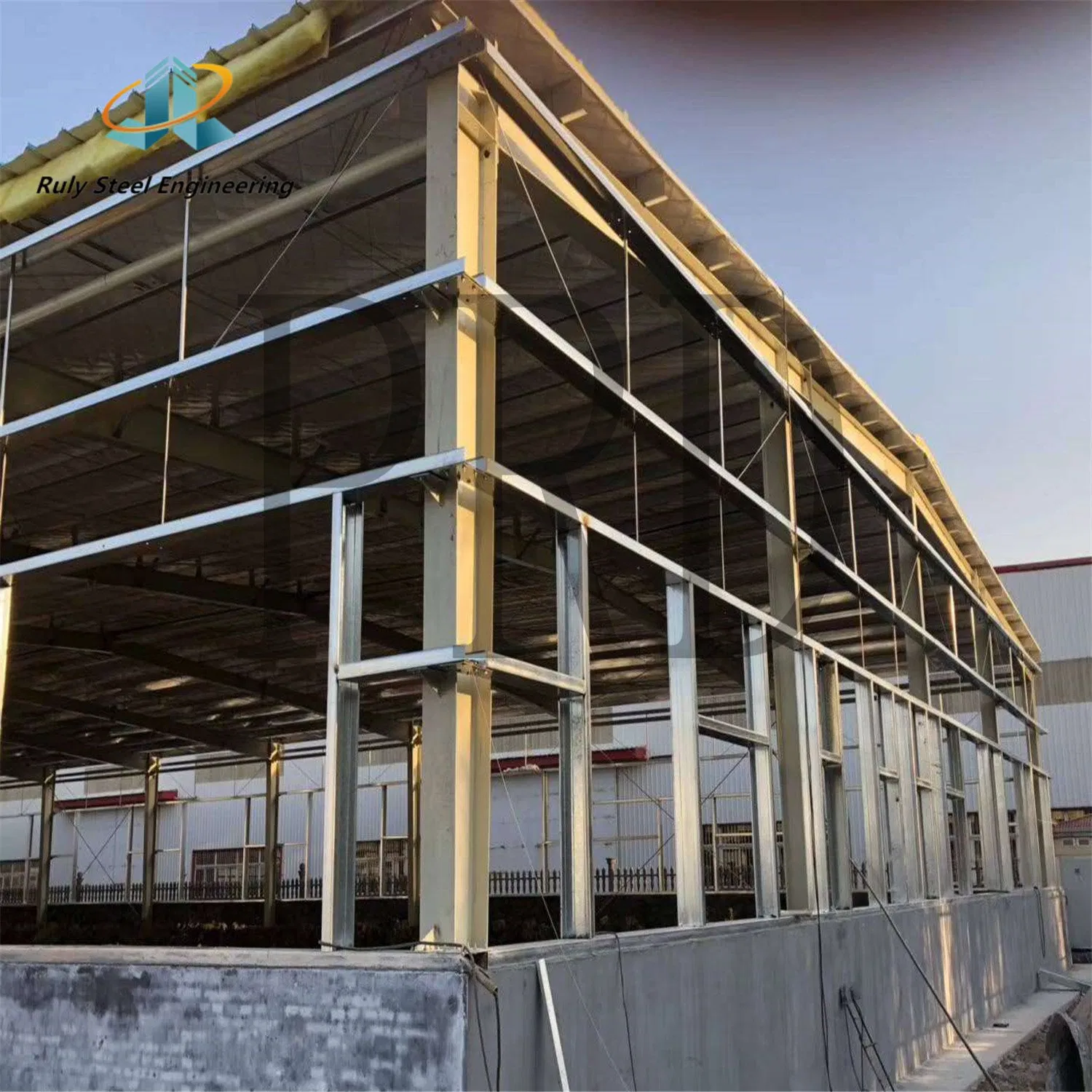 Espaço comercial espaçoso e robusto, centro de compras em estrutura de aço