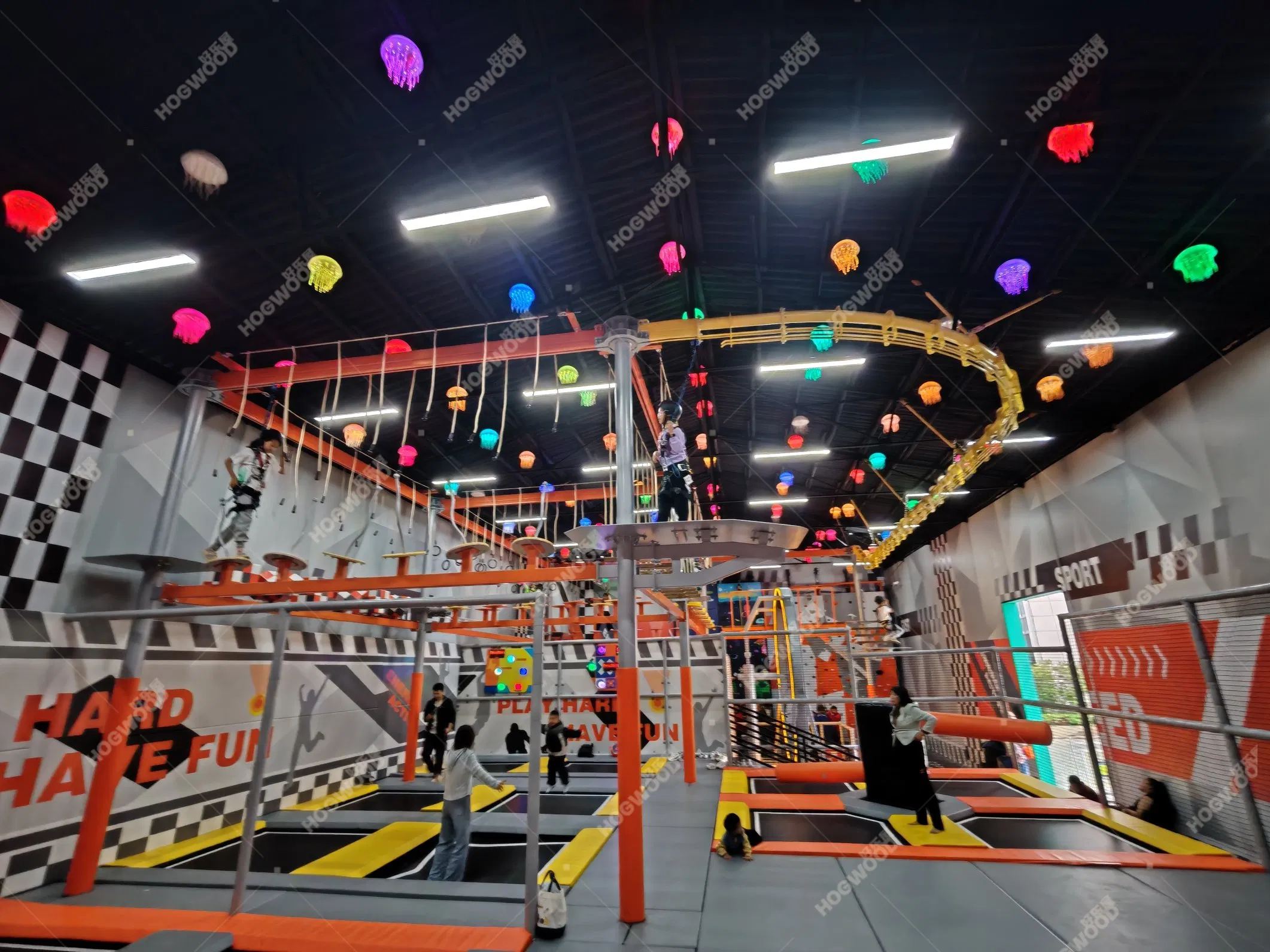 Centro de Diversão Interno Colorido com Parede de Escalada, Trampolim e Curso de Cordas