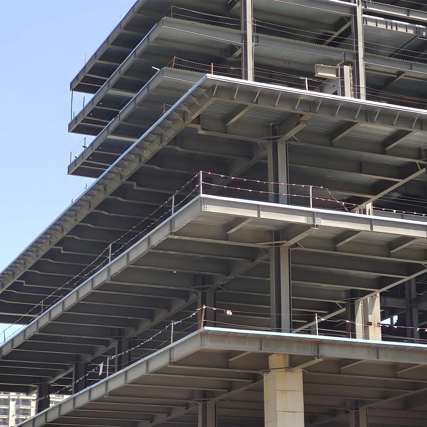 Existem vários tipos de edifícios de estrutura de aço de múltiplos andares, abrangendo edifícios residenciais de grande altura, edifícios de escritórios, complexos comerciais e industriais