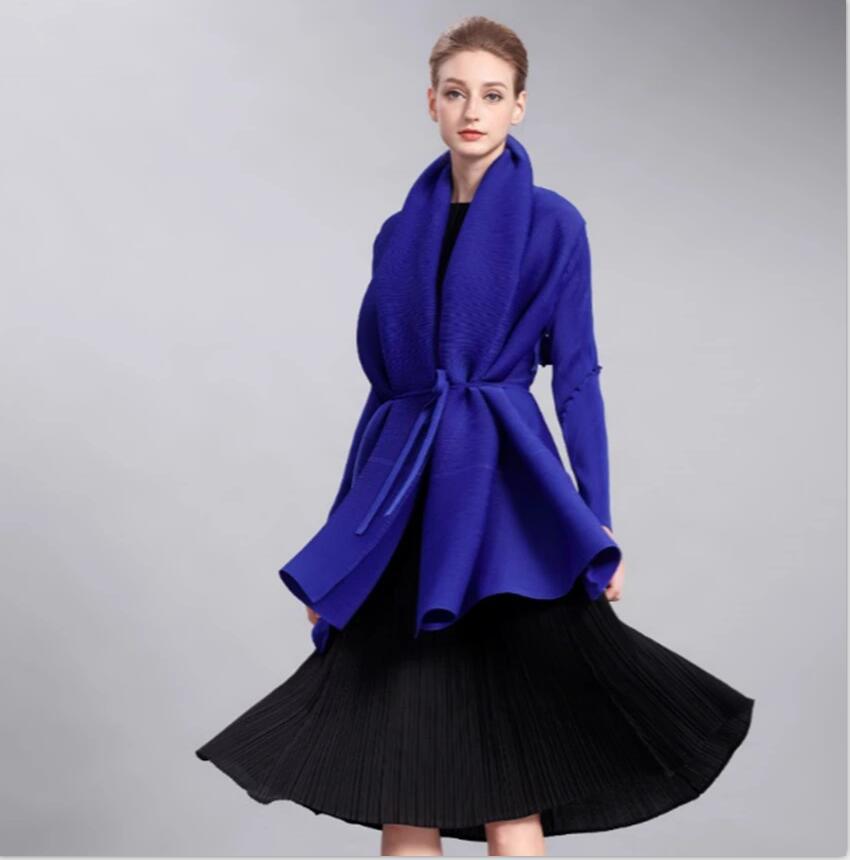 Plus Size Women's Elegant Three-dimensional Pleated Coat, Lace Design in Solid Color for Winter Commuting in Europe and America.