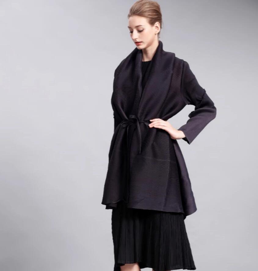 Plus Size Women's Elegant Three-dimensional Pleated Coat, Lace Design in Solid Color for Winter Commuting in Europe and America.