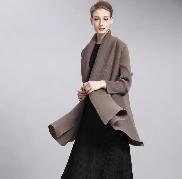 Plus Size Women's Elegant Three-dimensional Pleated Coat, Lace Design in Solid Color for Winter Commuting in Europe and America.