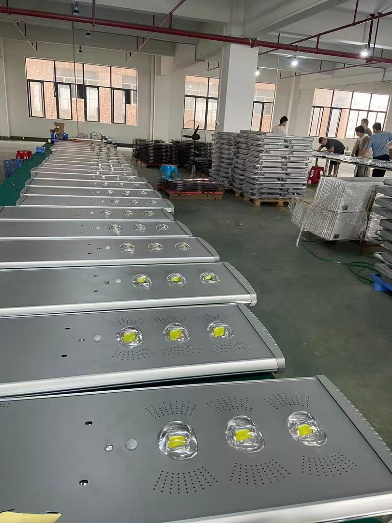 Intelligent Solar LED Street Road Light for Outdoor Urban Roadway Public Area Lighting