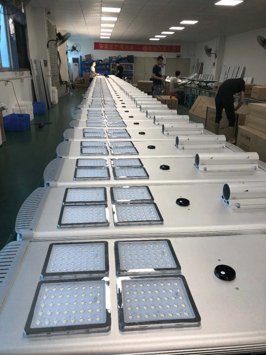 Outdoor Waterproof IP65 Energy-Saving 60W Solar LED Street Light with 6m Street Light Pole