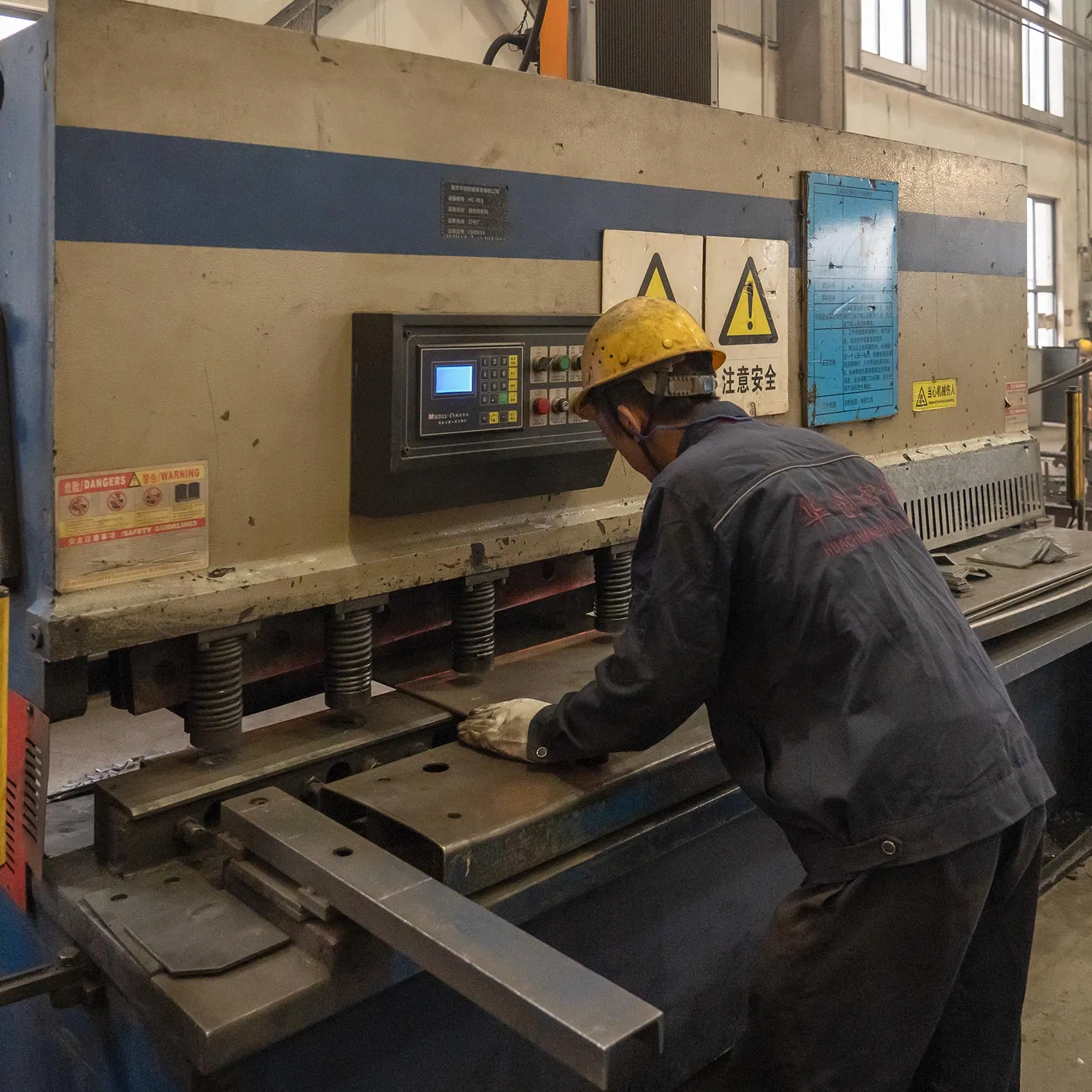 Cutting-Edged Smart LED Street Light Mulfifunctional Pole Integrated with Trafic Signs CCTV Camera WiFi LED Screen Charging Pile