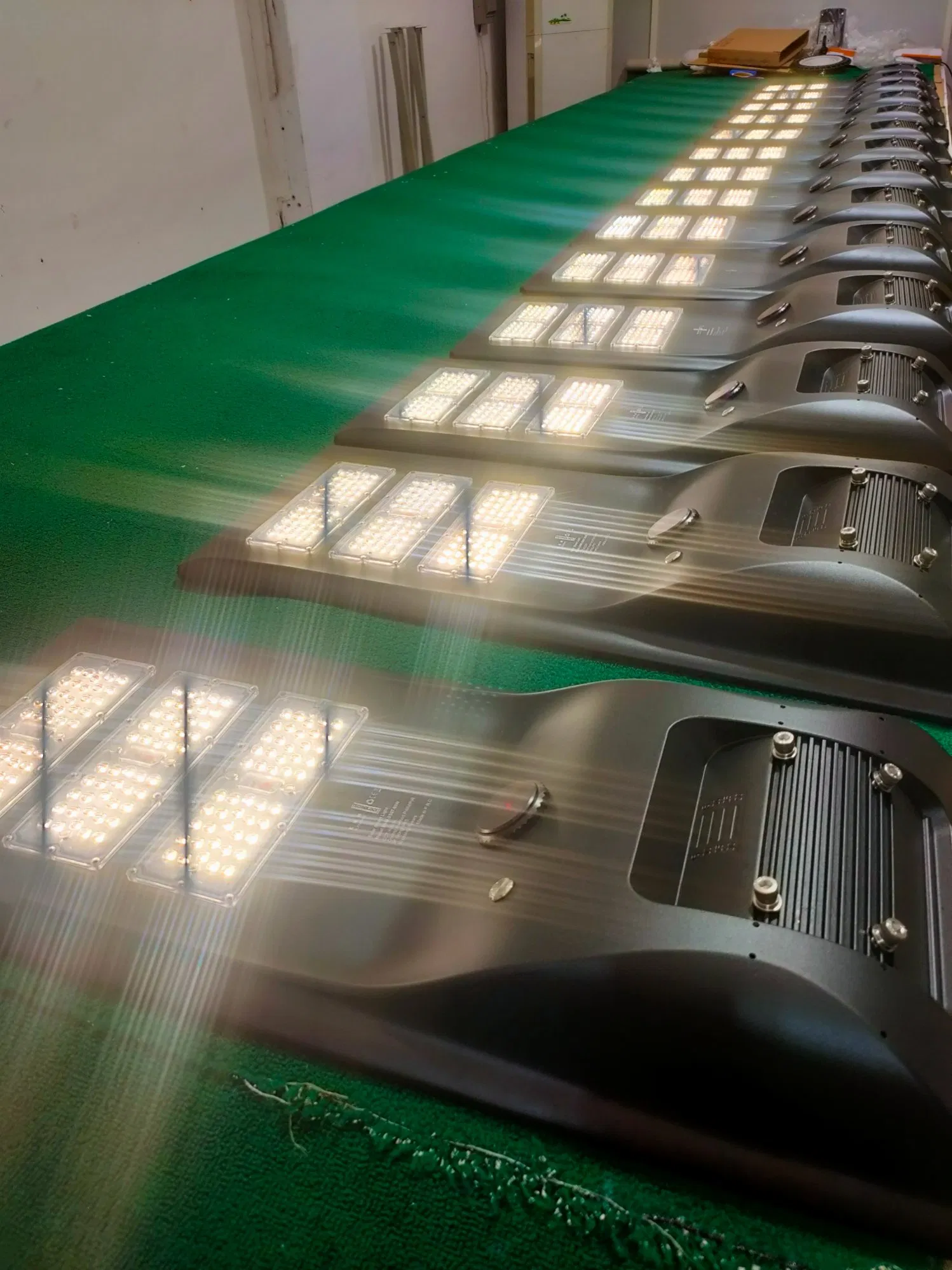 High-Efficiency Solar Streetlight 100W 120W 150W with Smart Battery Controller