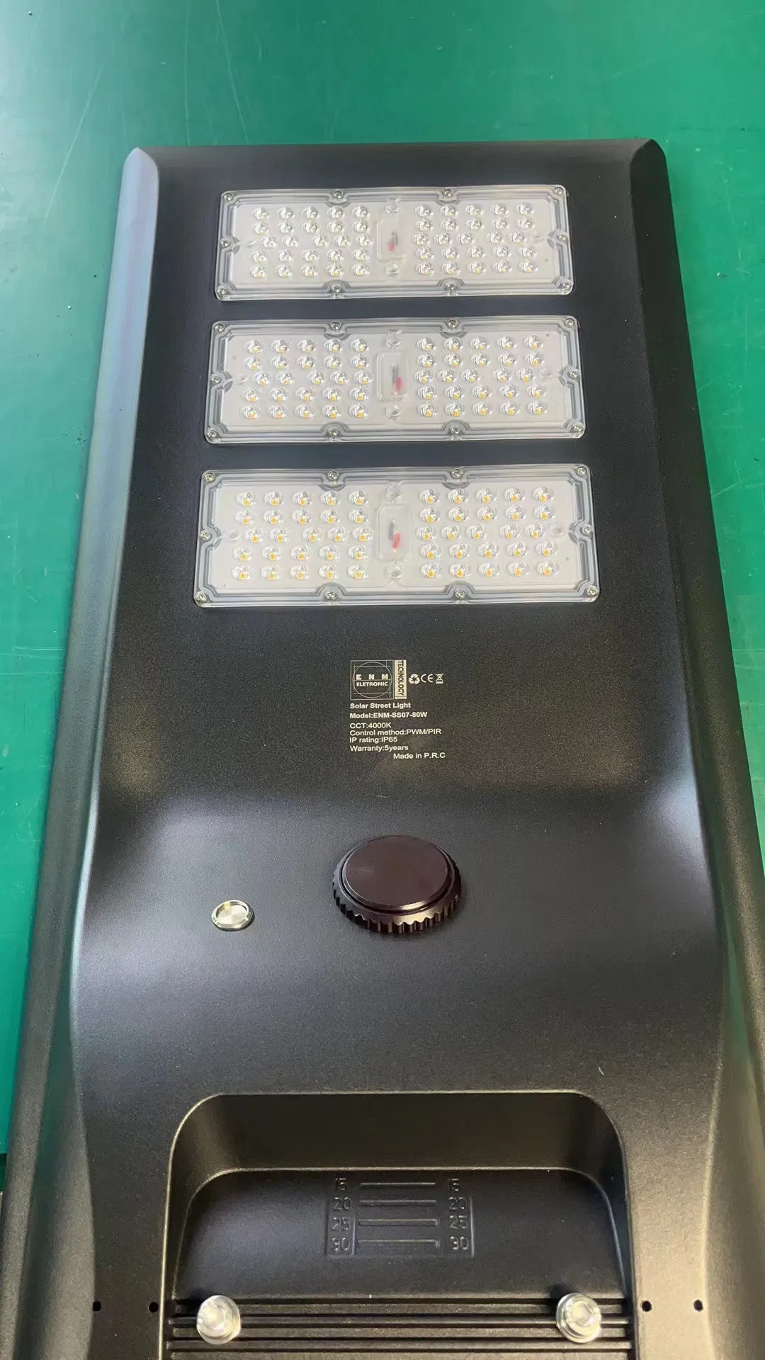 High-Efficiency Solar Streetlight 100W 120W 150W with Smart Battery Controller