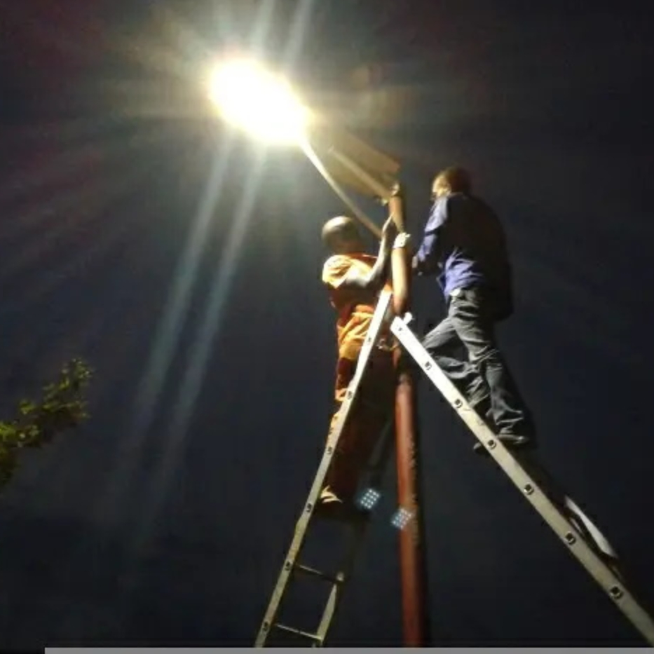 Yangde 170lm/W IP67 Intelligent Photocell Dimmable Solar LED Street Light for Outdoor Garden Main Road Expressway Public Lighting 50W 100W 150W 200W 300W