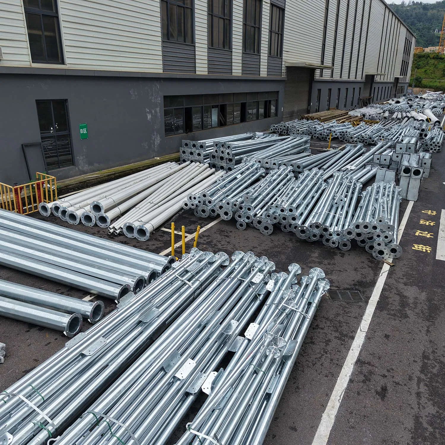 Solar LED Street Light Integrated Smart Multifuncitonal Pole with CCTV Camera WiFi LED Screen