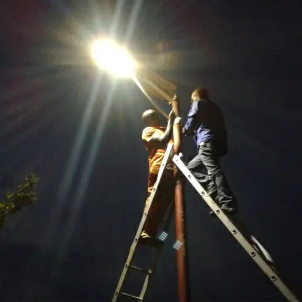 ODM OEM 10m 80W Outdoor All in One Commercial Park Garden Lamp Integrated Solar Power LED Parking Lot Street Light Solar Street Light