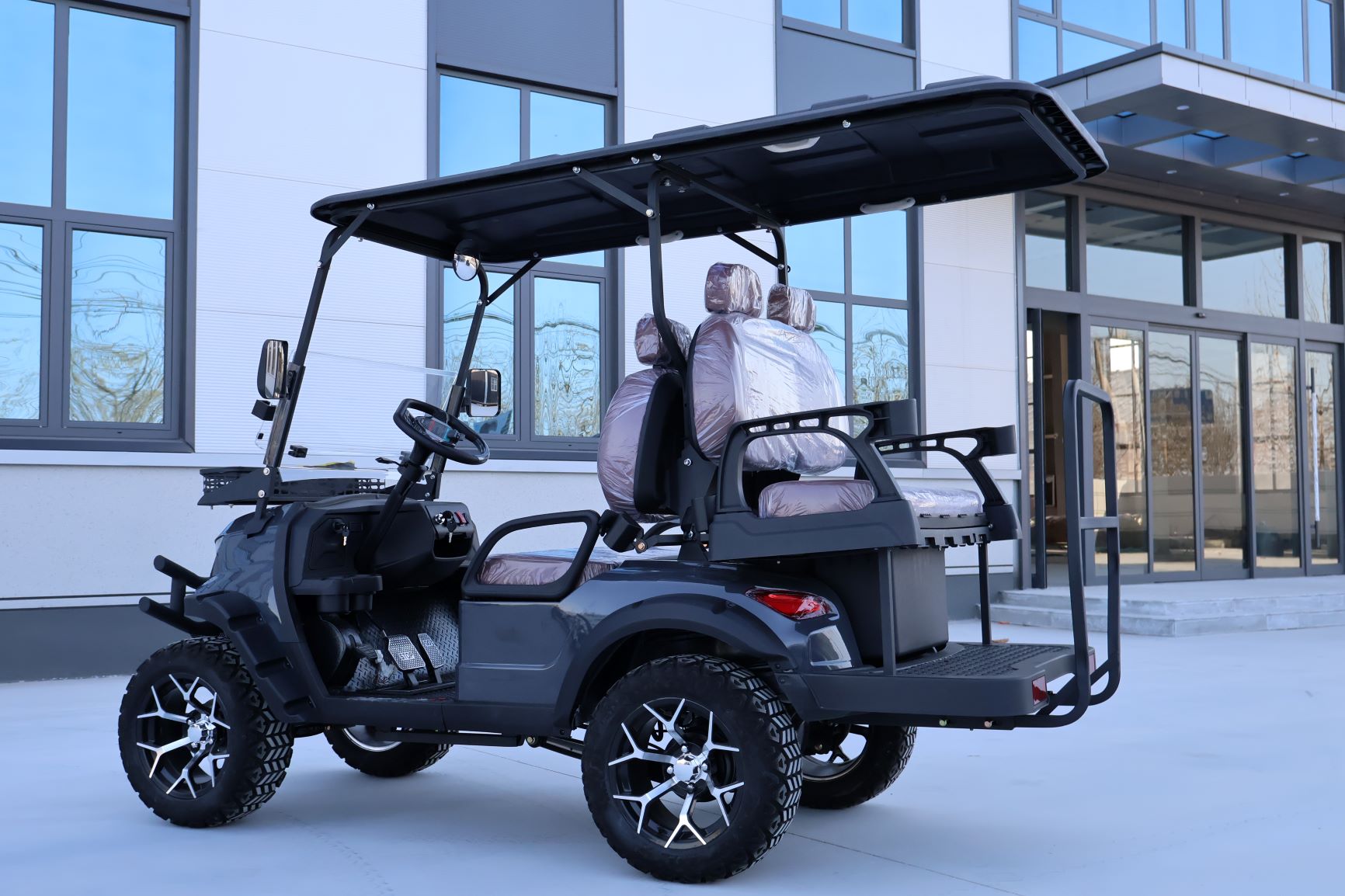 High Performance 4 Seater Black Electric Golf Cart with Comfortable Seats Powerful Motor for Golf Courses Resorts Sightseeing