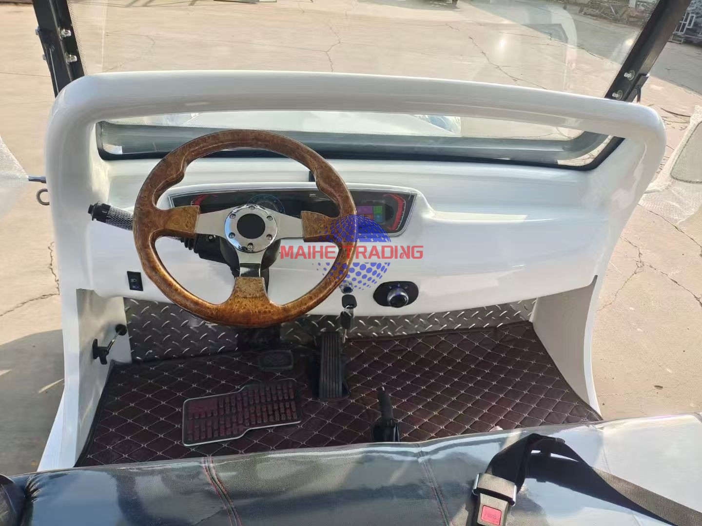 Customizable Four-Wheel Electric Vehicle Retro Classic Solar Powered Golf Cart with New Energy From Manufacturers