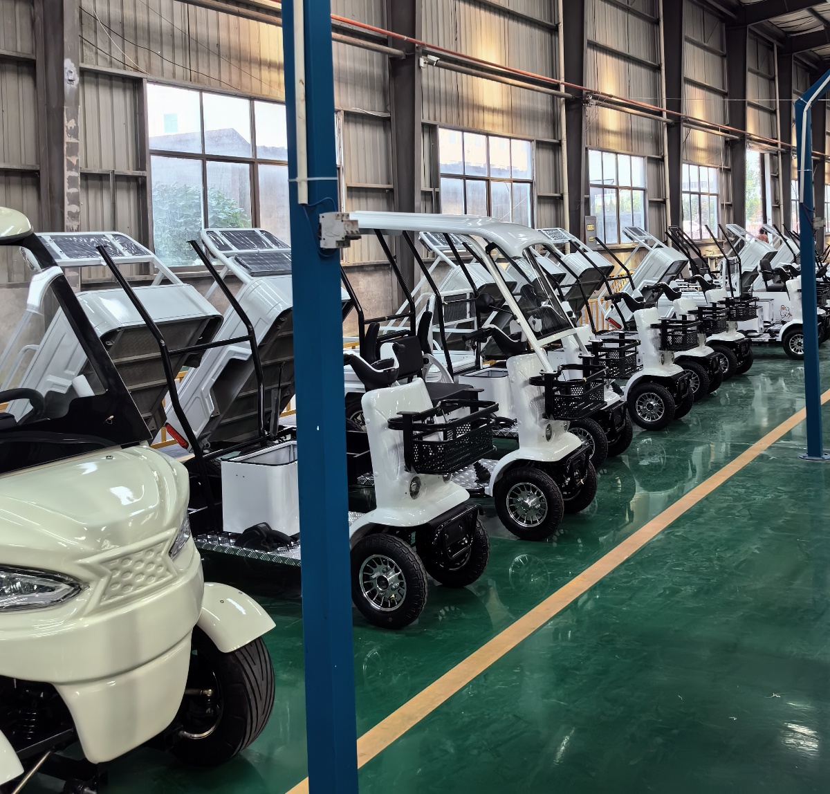 Electric Golf Cart 2 Seater White With Solar Panel Roof And Basket Storage For Outdoor Use