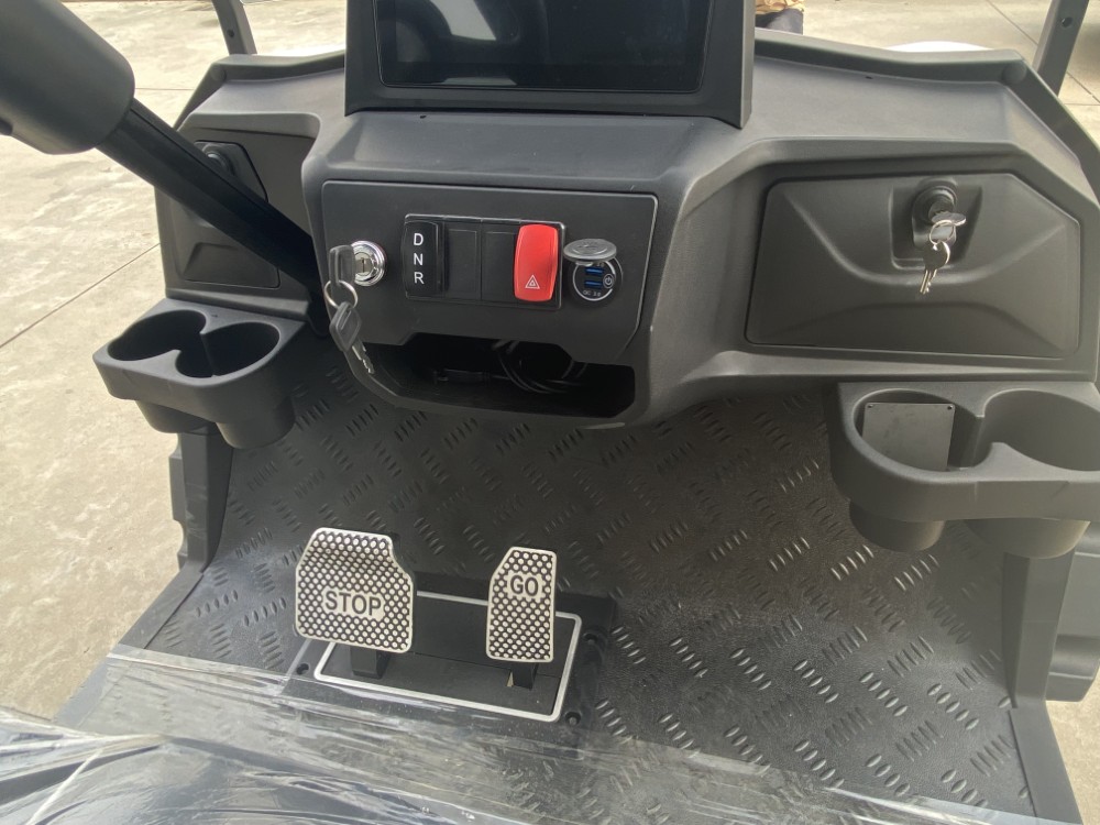 All Terrain Two Seater Golf Cart Intelligent Control Sunshade LED Headlights 30-50km/h Max Speed 90km Range Off-Road Tires for
