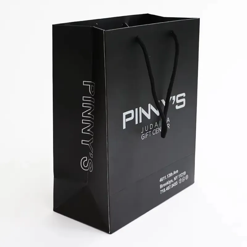 Bolsa de regalo negra mate de lujo con logo para ropa, bolsas personalizadas