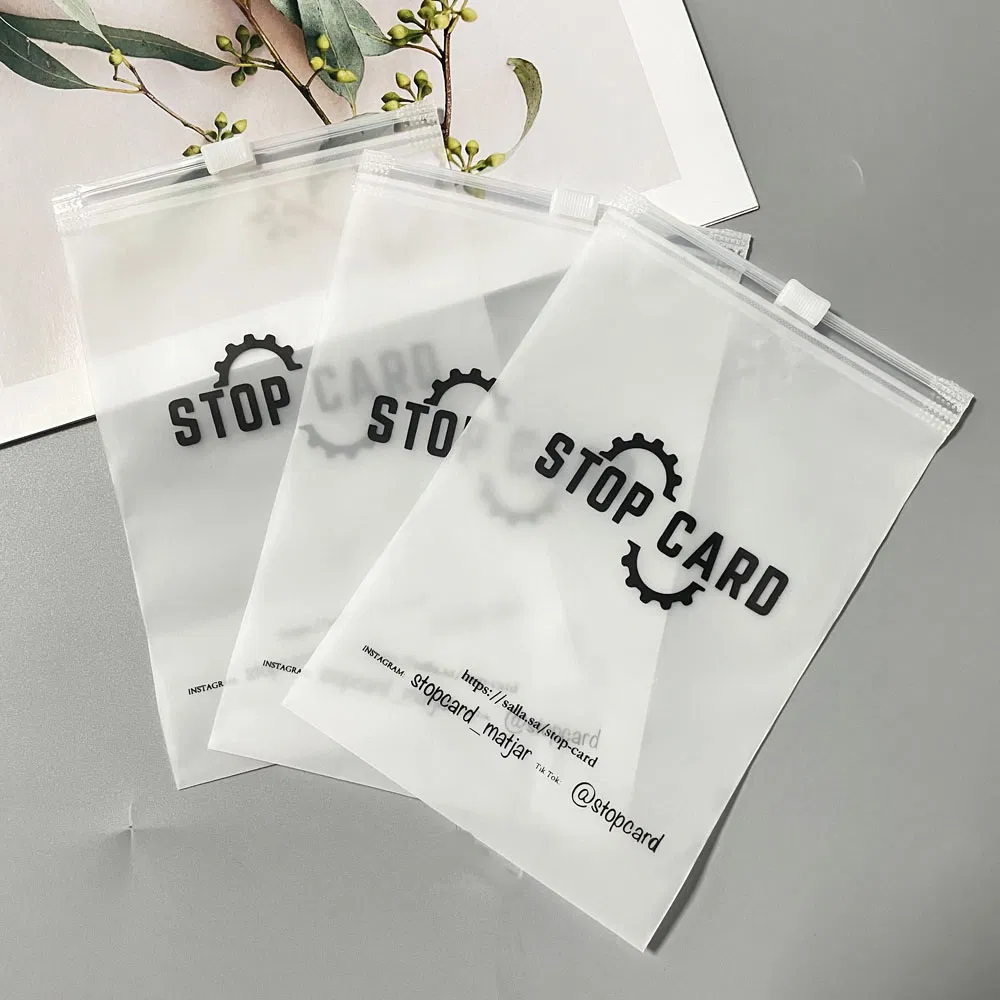 Bolsa de cierre con cremallera mate biodegradable de alta calidad para impresión personalizada, empaquetado de plástico para ropa, camiseta y pantalones cortos