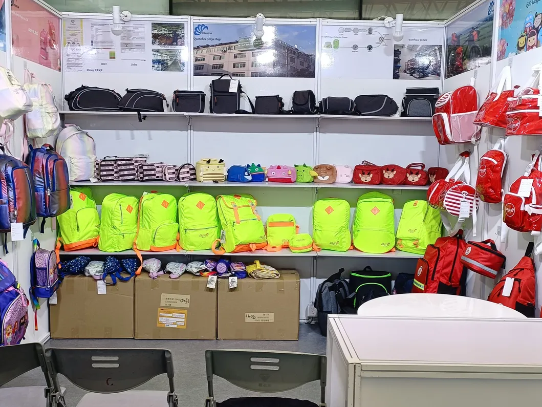 Exposición de maletines y bolsos empresariales