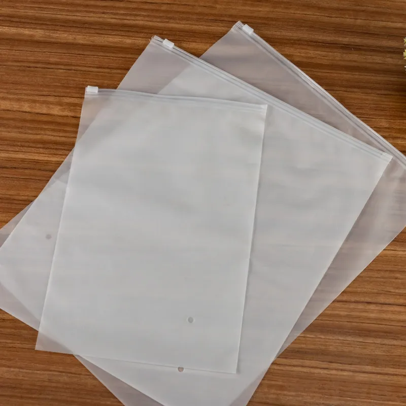 Bolsas de embalaje de plástico con cremallera para calcetines mate negro de PE/CPE para ropa