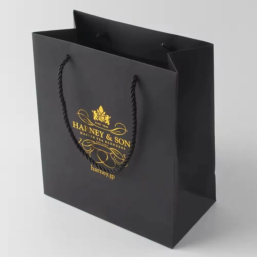 Bolsa de regalo negra mate de lujo con logo para ropa, bolsas personalizadas