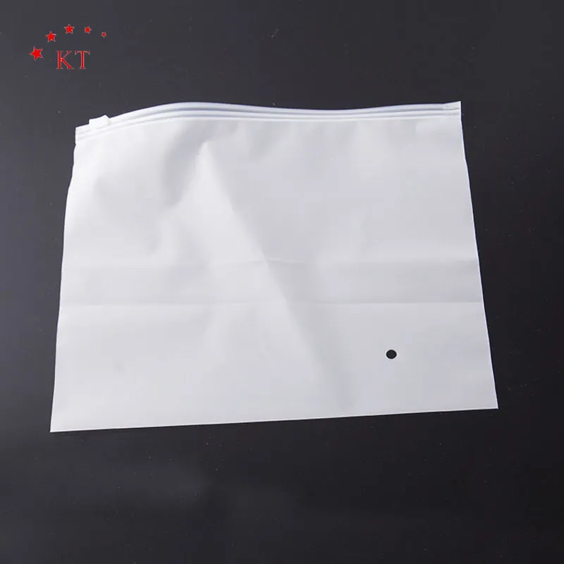 Bolsas de embalaje de plástico con cremallera para calcetines mate negro de PE/CPE para ropa