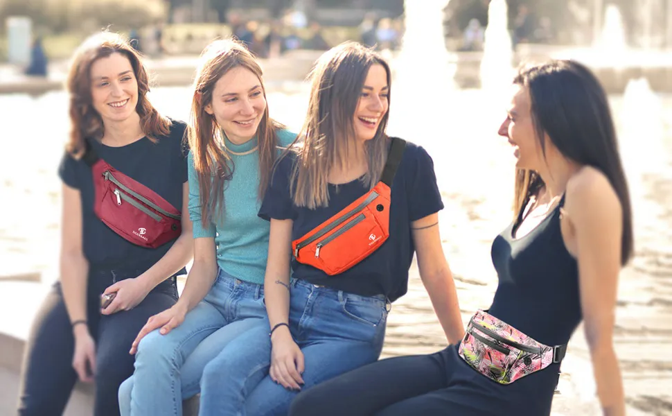 Las pequeñas riñoneras son convenientes tanto para hombres como para mujeres