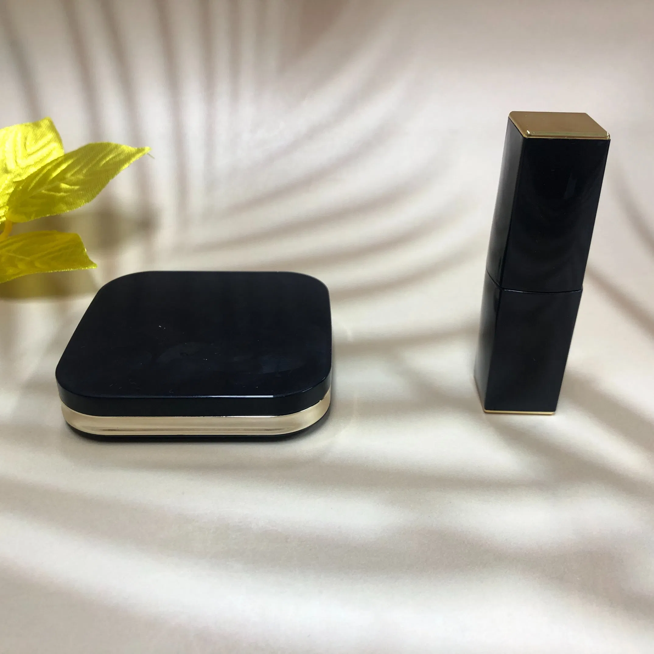 Estuche de polvo compacto cosmético de lujo en azul oscuro para maquillaje con hilo dorado