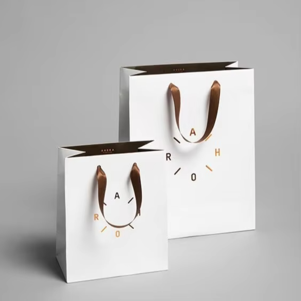 Bolsa de papel blanca personalizada con logo para regalo, con asas de cinta, para ropa de marca de lujo al por mayor para pequeñas empresas