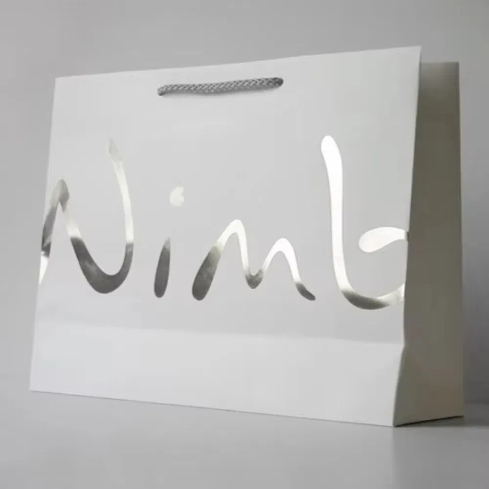 Bolsa de papel blanca personalizada con logo para regalo, con asas de cinta, para ropa de marca de lujo al por mayor para pequeñas empresas