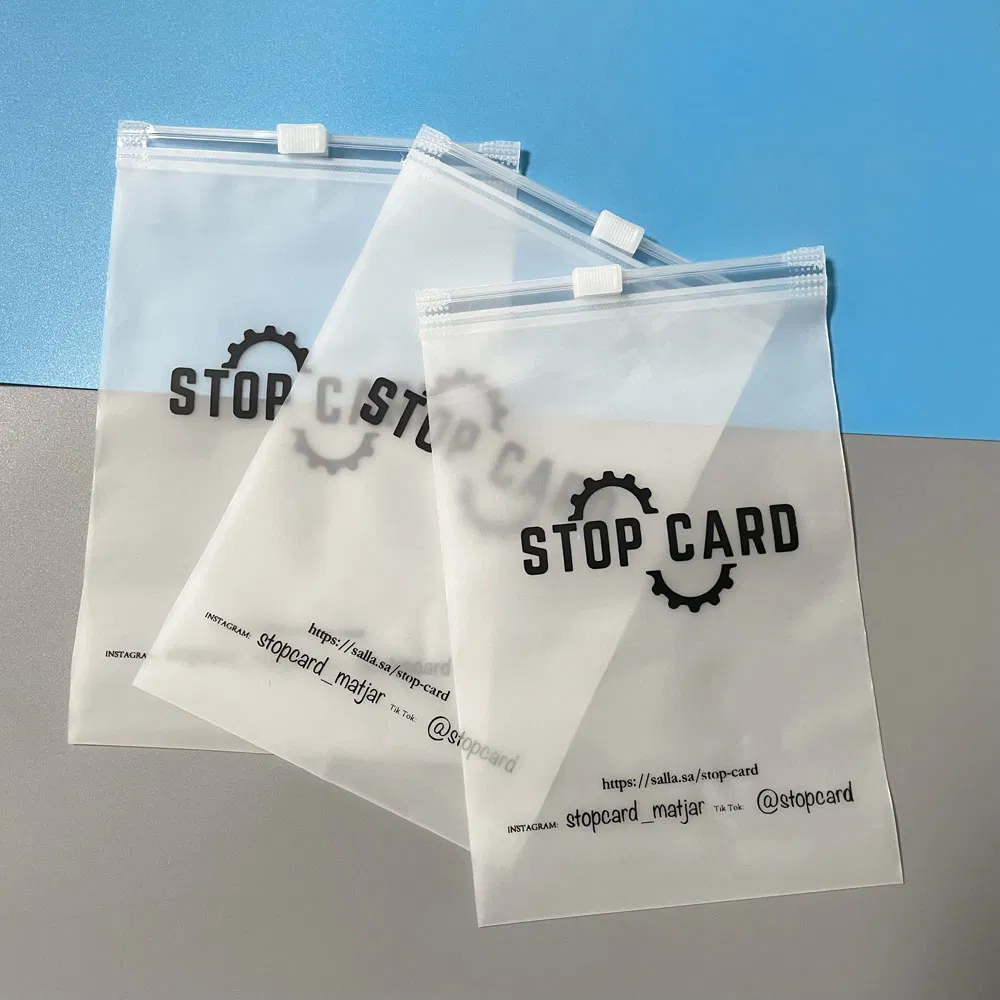Bolsa de cierre con cremallera mate biodegradable de alta calidad para impresión personalizada, empaquetado de plástico para ropa, camiseta y pantalones cortos