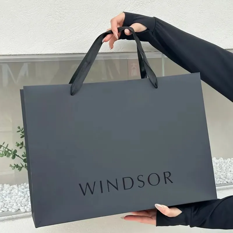 Bolsa de regalo negra mate de lujo con logo para ropa, bolsas personalizadas